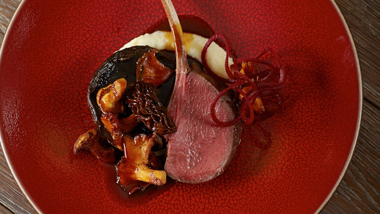 Hertenkotelet met geroosterde paddenstoelen en pastinaakpuree